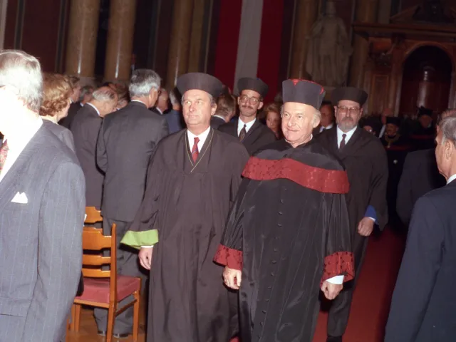 Senatsmitglied Jörg Hoyer bei der Ernennung von Hans Mayr und Helmut Zilk zu Ehrensenatoren der Universität Wien