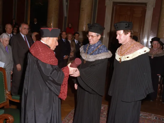 Teddy Kollek bei der Verleihung des Ehrendoktorats durch Franz Römer und Rektor Alfred Ebenbauer