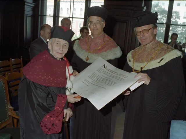 Günther Beitzke bei der Verleihung des Ehrendoktorats durch Dekan Walter Rechberger und Rektor Georg Winckler