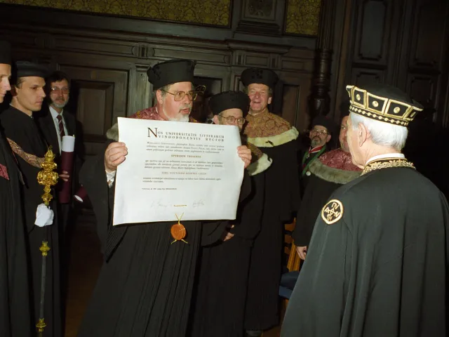 Spyros Troianos bei der Verleihung des Ehrendoktorats durch Dekan Peter E. Pieler