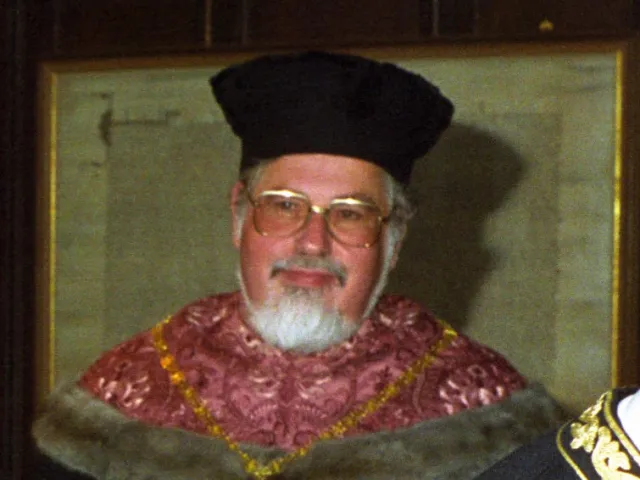 Dekan Peter E. Pieler bei der Verleihung des Ehrendoktorats an Spyros Troianos