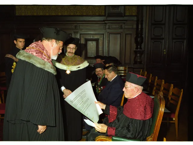 Verleihung des Ehrendoktordiploms an Reuven Yaron (1924–2014) durch Dekan Peter E. Pieler, 1999
