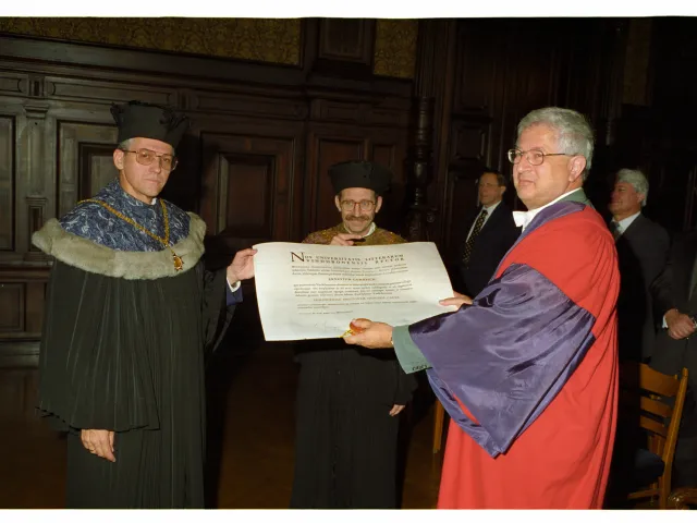 Verleihung des Ehrendoktordiploms für Sir Ernst Gombrich, entgegengenommen von seinem Sohn Richard Gombrich