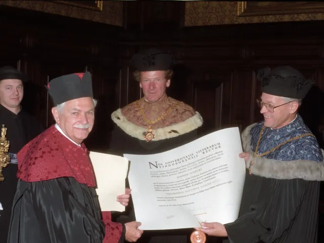 Egon Schwarz bei der Verleihung des Ehrendoktorats durch Dekan Franz Römer
