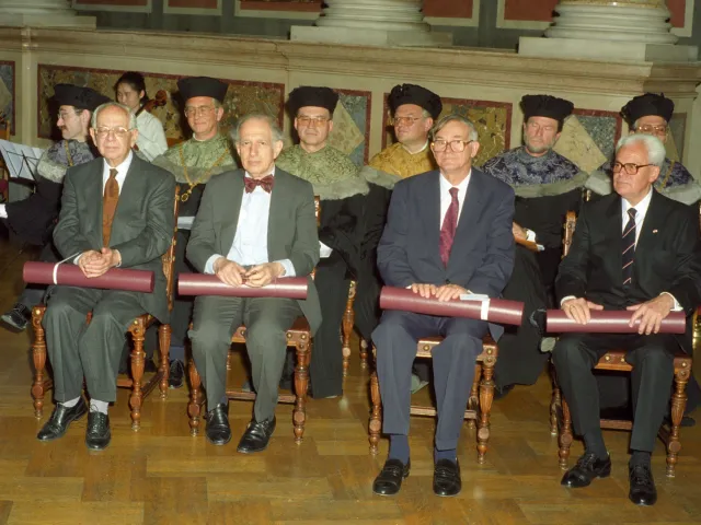 Kurt Blaukopf, Eric Kandel, Paul Åström und Herbert Grossmann bei bei der Verleihung der Ehrendoktorate bzw. der Ehrenbürger…