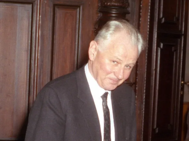 Georg Sauer bei der Überreichung der Festschrift zu seinem 65. Geburtstag