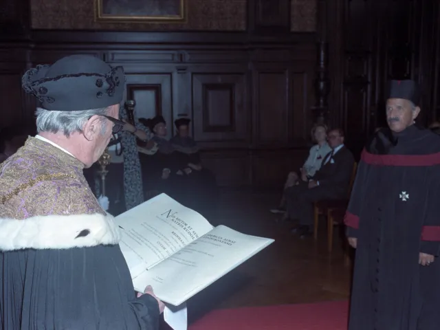 Reinhard Kaiser bei der Verleihung der Ehrenbürgerschaft der Universität Wien durch Rektor Wilhelm Holczabek