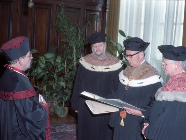 Ludwig Koller bei der Ernennung zum Ehrenbürger der Universität Wien durch Rektor Wernhart