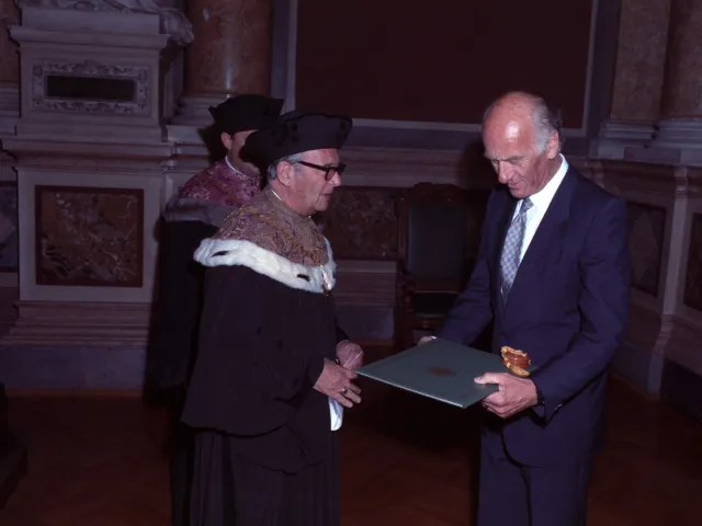 Ernst Hiesmayr bei der Ernennung zum Ehrensenator der Universität Wien durch Rektor Holczabek