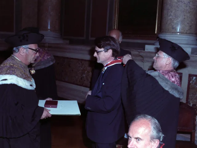 Heinrich Geuder bei der Verleihung des Ehrenzeichens der Universität Wien durch Rektor Holczabek