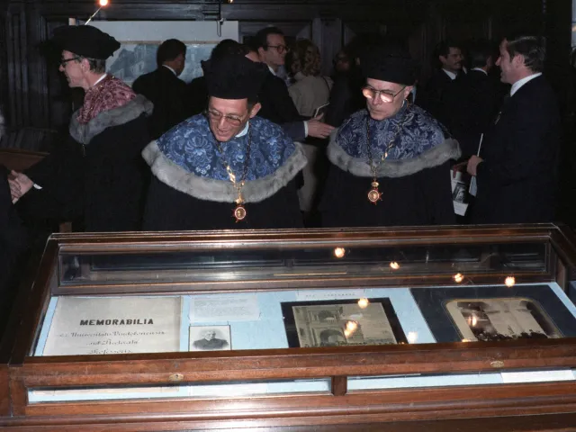 Ferdinand Stangler und Gerhard Oberhammer beim Betrachten der Ausstellung „100 Jahre Haus am Ring“
