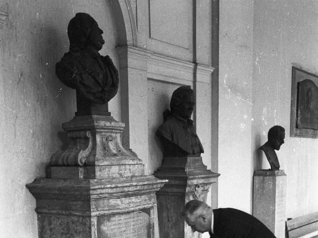 Kranzniederlegung am Denkmal Van Swietens anlässlich der Gedenkfeier zu seinem 200. Todestag in der Universität Wien