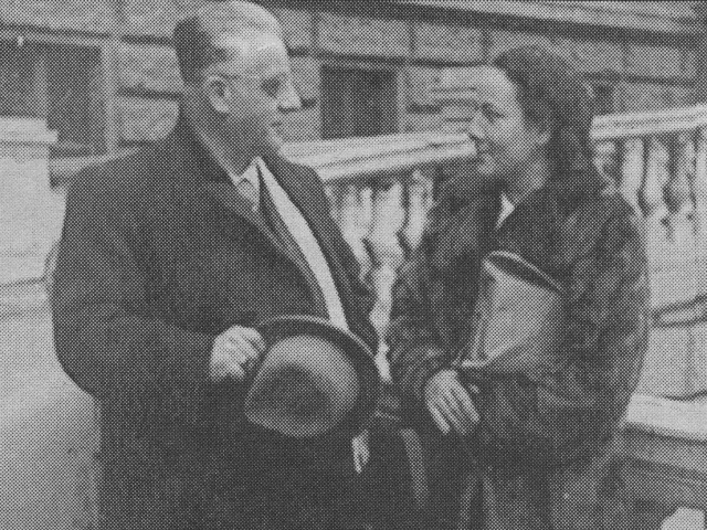 Josef Weinhaber und Gerda Janota an der Rampe der Universität Wien