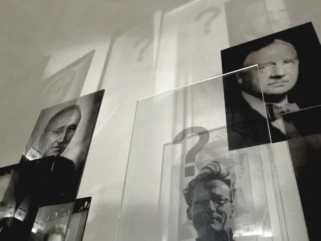 Installation „Nobelpreis und Universität Wien – Gruppenbild mit Fragezeichen“ von Bele Marx & Gilles Mussard (2006), Zustand…