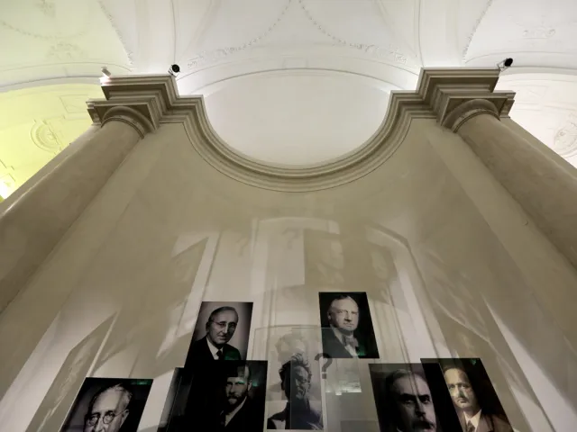 Installation „Nobelpreis und Universität Wien – Gruppenbild mit Fragezeichen“ von Bele Marx & Gilles Mussard (2006) in der A…