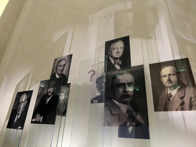 Installation „Nobelpreis und Universität Wien – Gruppenbild mit Fragezeichen“ von Bele Marx & Gilles Mussard (2006) in der A…