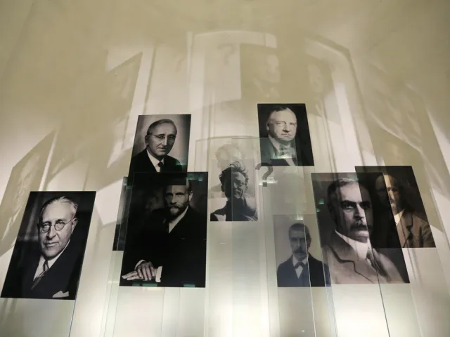 Installation „Nobelpreis und Universität Wien – Gruppenbild mit Fragezeichen“ von Bele Marx & Gilles Mussard (2006), Zustand…