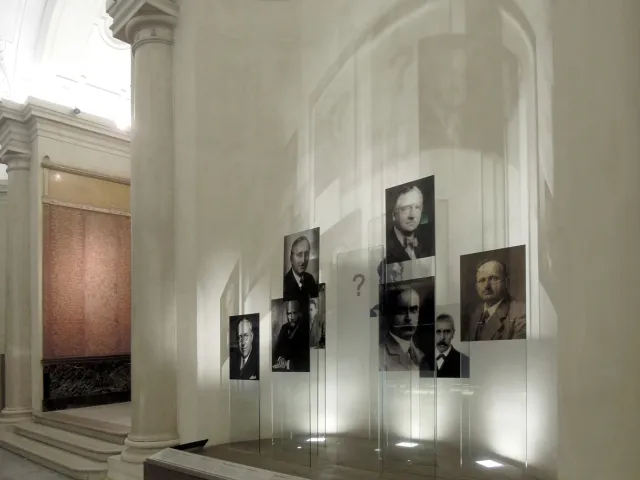 Installation „Nobelpreis und Universität Wien – Gruppenbild mit Fragezeichen“ von Bele Marx & Gilles Mussard (2006), Zustand…