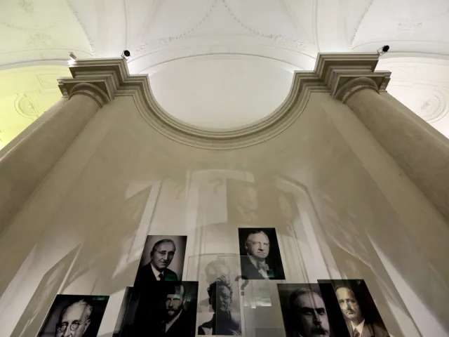 Installation „Nobelpreis und Universität Wien – Gruppenbild mit Fragezeichen“ von Bele Marx & Gilles Mussard (2006), Zustand…