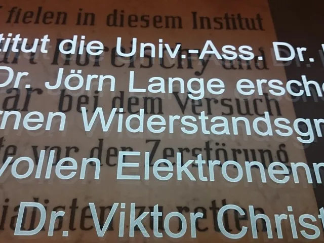 Gedenkwand im Foyer der Fakultät für Chemie, Schriftüberlagerungen 2018