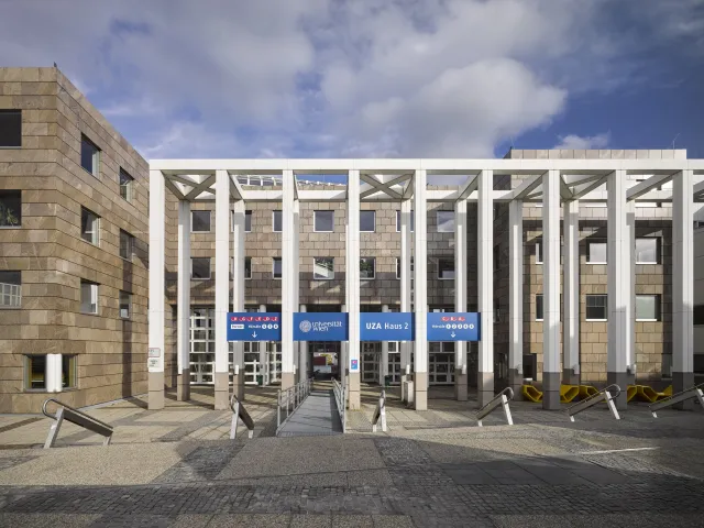Haupteingang zum UZA II (Pharmaziezentrum und Geozentrum)