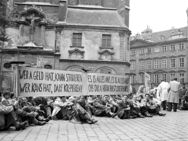 Sitzstreik Wiener Studierender vor dem Unterrichtsministerium gegen die Erhöhung der Studiengebühren