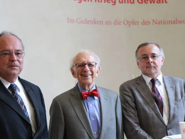 Rektor Heinz Engl, Nobelpreisträger Eric Kandel und Zeithistoriker Oliver Rathkolb bei der Präsentation des Sammelbandes „De…