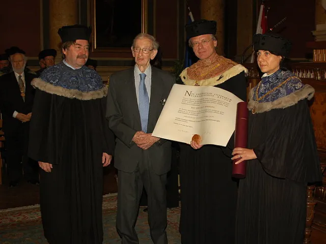 Verleihung des Ehrendoktorats an Sozialhistoriker Prof. Dr. Eric J. Hobsbawm durch Rektor Georg Winckler und Vizedekanin Mar…