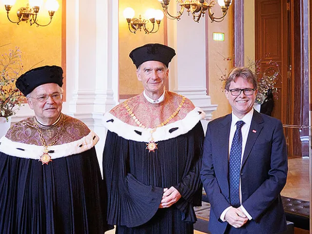 Inauguration des Rektors Sebastian Schütze: Der neue Rektor Sebastian Schütze (mit Rektorskette) und der scheidende Rektor H…