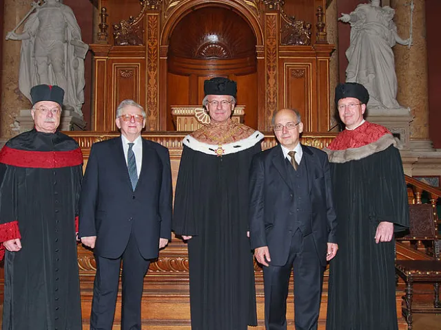 Géza Alföldy und Alfons Bürge bei der Verleihung der Ehrendoktorate durch die Laudatoren Ekkehard Weber und Franz Stefan Mei…