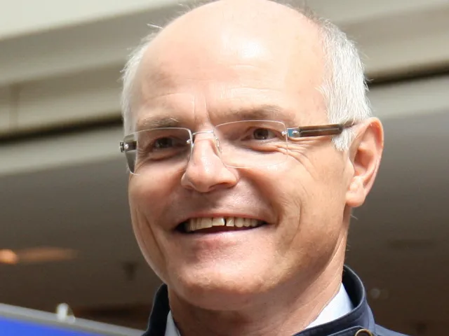 Karl Stoss (geb. 1956), Präsident des Österreichischen Olympischen Comités, bei der Ausgabe der offiziellen Kleidung der öst…