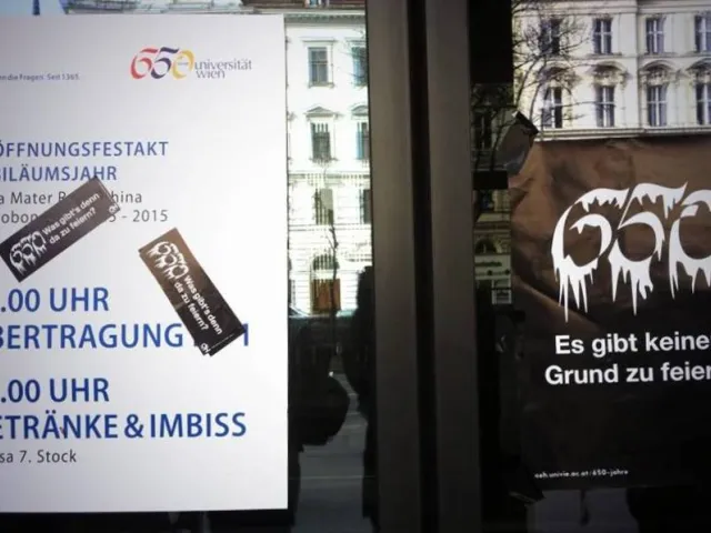 Plakate zum Eröffnungsfestakt des Jubiläumsjahres der Universität Wien 2015 und der kritischen ÖH-Aktion „Es gibt keinen Gru…