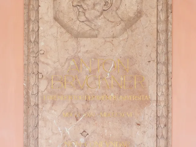 Denkmal für Anton Bruckner (1824–1896) im Arkadenhof der Universität Wien, gestaltet von Josef Tautenhayn jun., enthüllt 1912