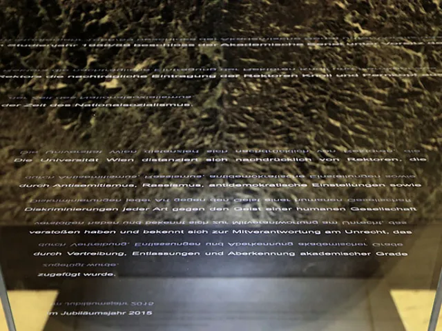 Text der Glasstele vor der Rektorentafel, Kunstinstallation „Rektorenfasten – ins licht gerückt“ (gestaltet von Bele Marx &…