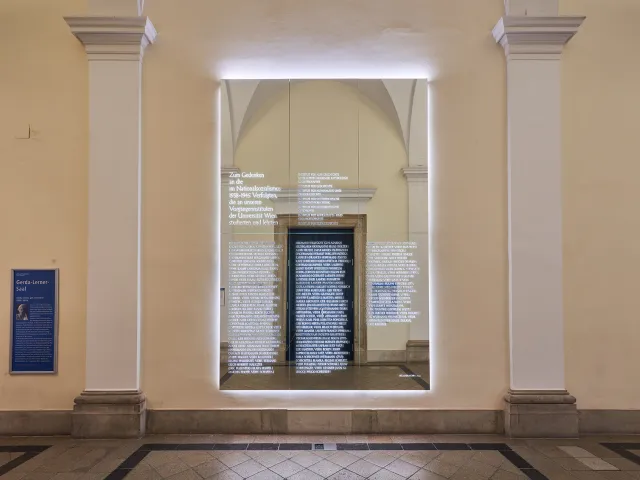 Denkmal für die im Nationalsozialismus vertriebenen Geschichte-Studierenden und -Lehrenden („Wenn Namen leuchten“, Iris Andr…
