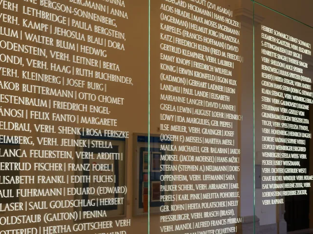 Denkmal für die im Nationalsozialismus vertriebenen Geschichte-Studierenden und -Lehrenden („Wenn Namen leuchten“, Iris Andr…