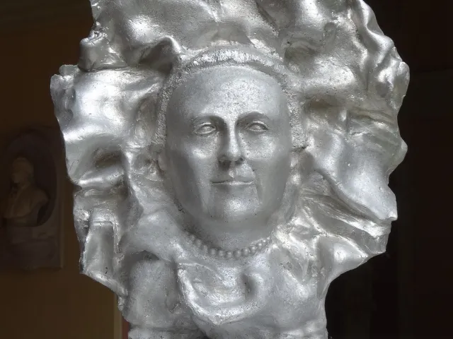 Denkmal für Charlotte Bühler im Arkadenhof der Universität Wien, gestaltet von Thomas Baumann, enthüllt 2016