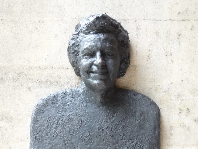 Denkmal für Grete Mostny-Glaser im Arkadenhof der Universität Wien, gestaltet von Karin Frank, enthüllt 2016