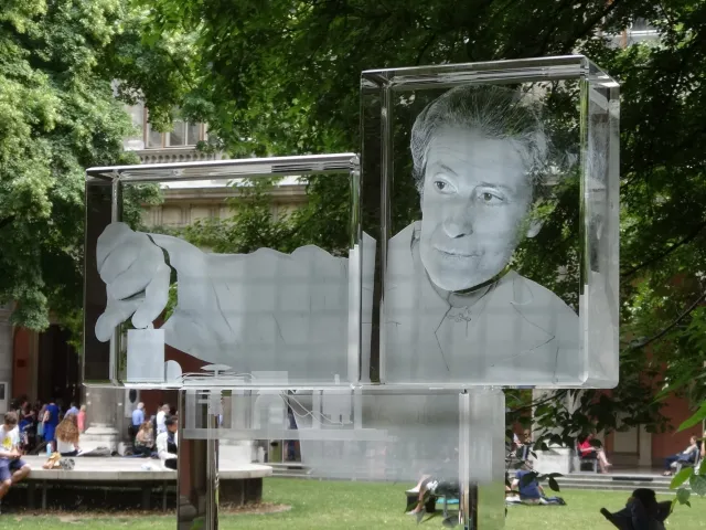 Denkmal für Berta Karlik im Arkadenhof der Universität Wien, gestaltet von Thomas Baumann, enthüllt 2016