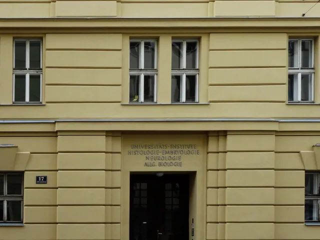 Eingang zu den Instituten für Histologie und Embryologie, Neurologie und Allgemeine Biologie, Schwarzspanierstraße 17 (Ecke…