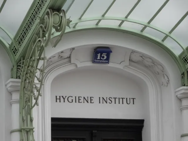 Eingang zum Hygieneinstitut, Kinderspitalgasse 15