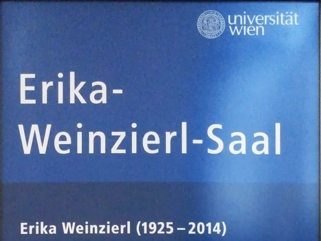 Beschriftung des Erika-Weinzierl-Saals im Hauptgebäude der Universität Wien