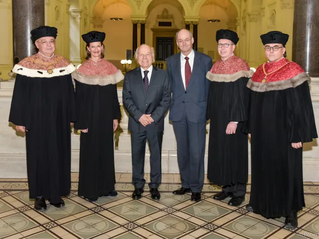 Wolfgang Ernst und Lajos Vékás bei der Verleihung des Ehrendoktorats der Universität Wien