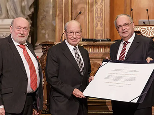 Verleihung des goldenen Ehrenzeichens an Wilhelm Fleischhacker, durch Dekan Horst Seidler und Rektor Heinz Engl