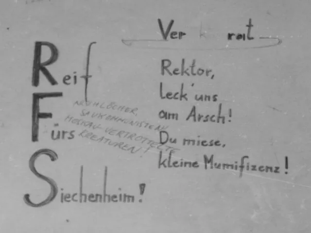 Graffitis gegen den RFS und den Rektor auf einem Pult des Hörsaals 1 des NIG, 1968