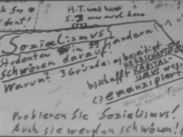 Pro-sozialistische Graffitis (Jirak, Kowalski) auf einem Pult des Hörsaals 1 des NIG, 1968