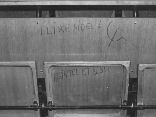 Graffitis „I LIKE FIDEL!“ und „HEINTEL IST BLÖD!!“ im Hörsaal 1 des NIG, 1968