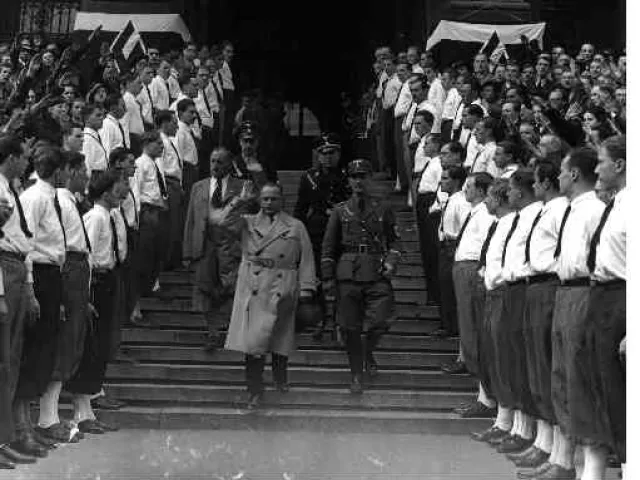 Gauleiter Bürckel verlässt nach einer Propagandarede für die „Volksabstimmung“ zum „Anschluss“ die Universität, 17. März 1938