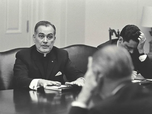 Theodore Hesburgh beim Civil Rights Committee