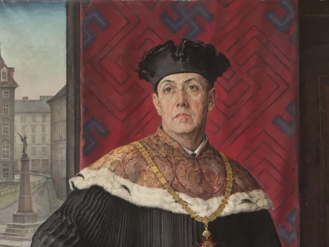 Porträt von Fritz Knoll als Rektor der Universität Wien (1938–1943) vor einem Vorhang mit Hakenkreuzornamenten (Ausschnitt)